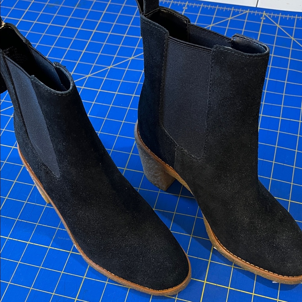 Lauren Ralph Lauren Navy Blue Suede Ankle Boots NWOT Size 6 1/2